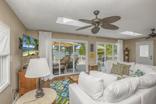 Beautiful 6 bedroom lake house with pontoon available for rent