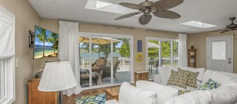Beautiful 6 bedroom lake house with pontoon available for rent