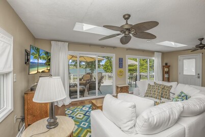 Beautiful 6 bedroom lake house with pontoon available for rent