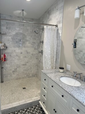 Shower, hair dryer, towels, soap - Beautiful 6 bedroom lake house with pontoon available for rent (Union)