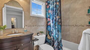 Sèche-cheveux, serviettes fournies, savon, shampoing