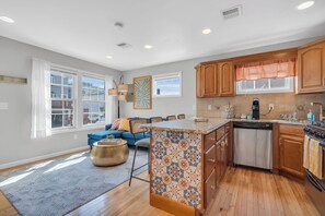 雪櫃、微波爐、焗爐、爐具