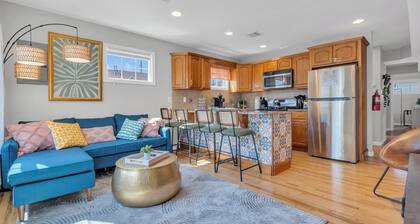 Premium Linens & Towels Provided, Walk to Beach, 4 Beach Badges