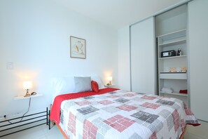 1 habitación, tabla de planchar con plancha, wifi gratis y ropa de cama 