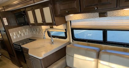 LAKE HAVASU 1 bedroom deluxe suite with Boat Slip Memorial day weekend/week
