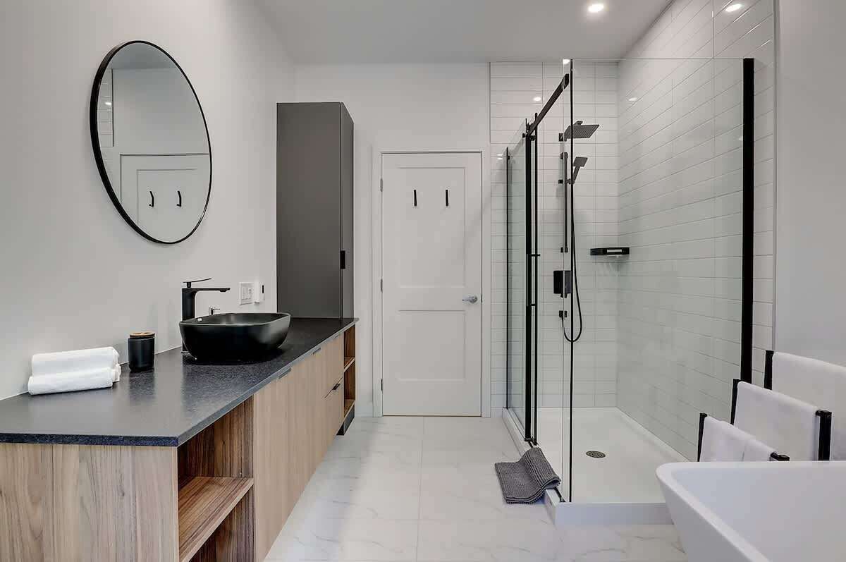 Douche, sèche-cheveux, serviettes fournies, shampoing