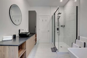 Douche, sèche-cheveux, serviettes fournies, shampoing