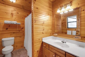 Douche, serviettes fournies, savon, papier toilette