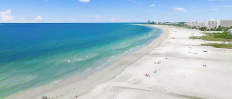 På stranden