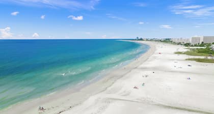 Tranquil Siesta Key Retreat ~ Walk to Beach ~ Pool