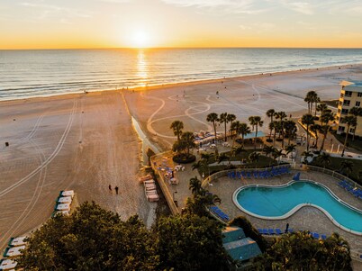 Tranquil Siesta Key Retreat ~ Walk to Beach ~ Pool