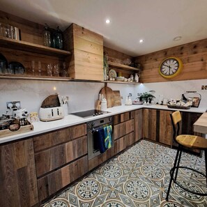 Kjøleskap, ovn, kokeplater og oppvaskmaskin