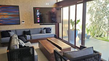 Smart TV, Netflix, pay films, streaming services