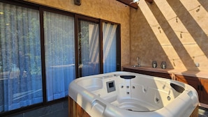 Ein modernes Badezimmer mit großem Fenster, einem Holzwaschtisch und einer weißen Badewanne.