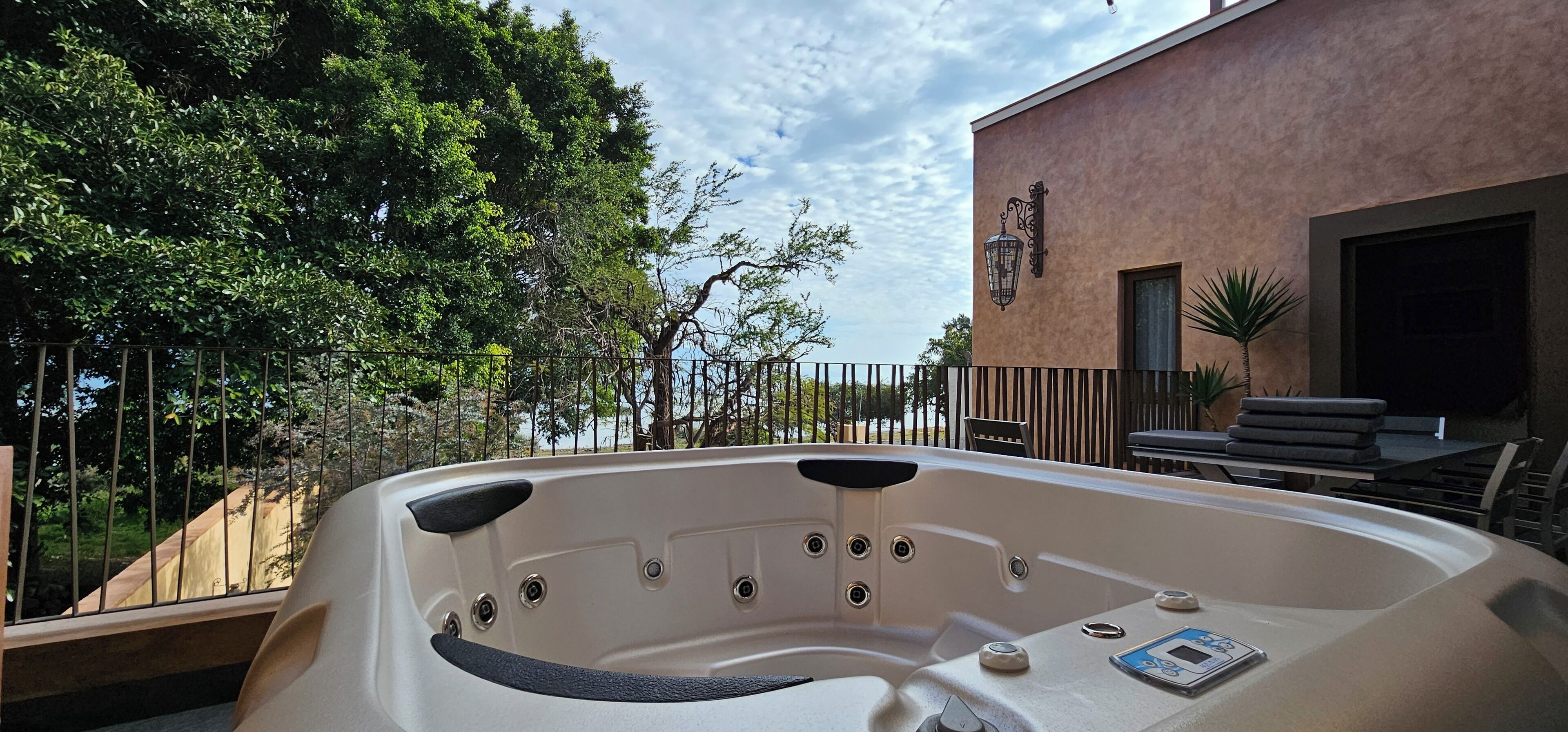 Un jacuzzi con vistas a un edificio y árboles.