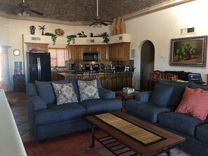 TV connectée, lecteur de DVD, livres