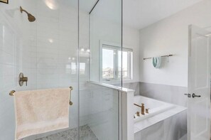 Serviettes fournies, savon, papier toilette