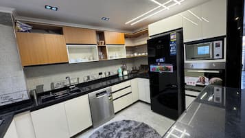 Großer Kühlschrank, Mikrowelle, Ofen, Herdplatte