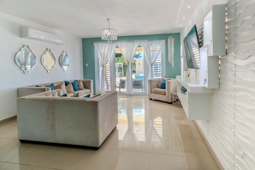 Amazing 3 bedroom W/ Private Pool A/C in bedrooms