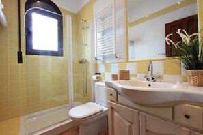 Een douche, een haardroger, handdoeken, zeep