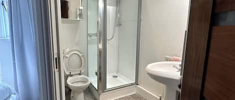 Regadera, amenidades de baño gratuitas, toallas, jabón