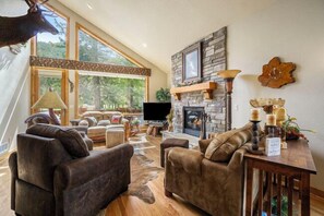 Een smart-tv en een open haard