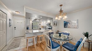 Dining - Updated, Adorable, Close to Beach and Shops (Longboat Key)