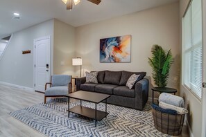 Smart TV, chimenea, videojuegos y futbolito 