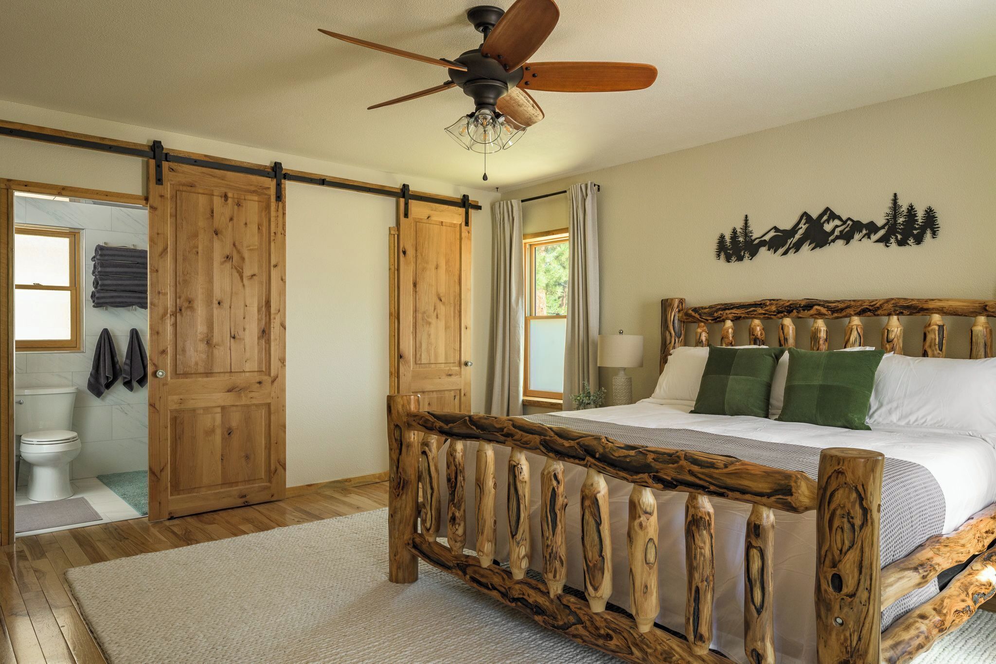 3 bedrooms, desk, iron/ironing board, travel crib