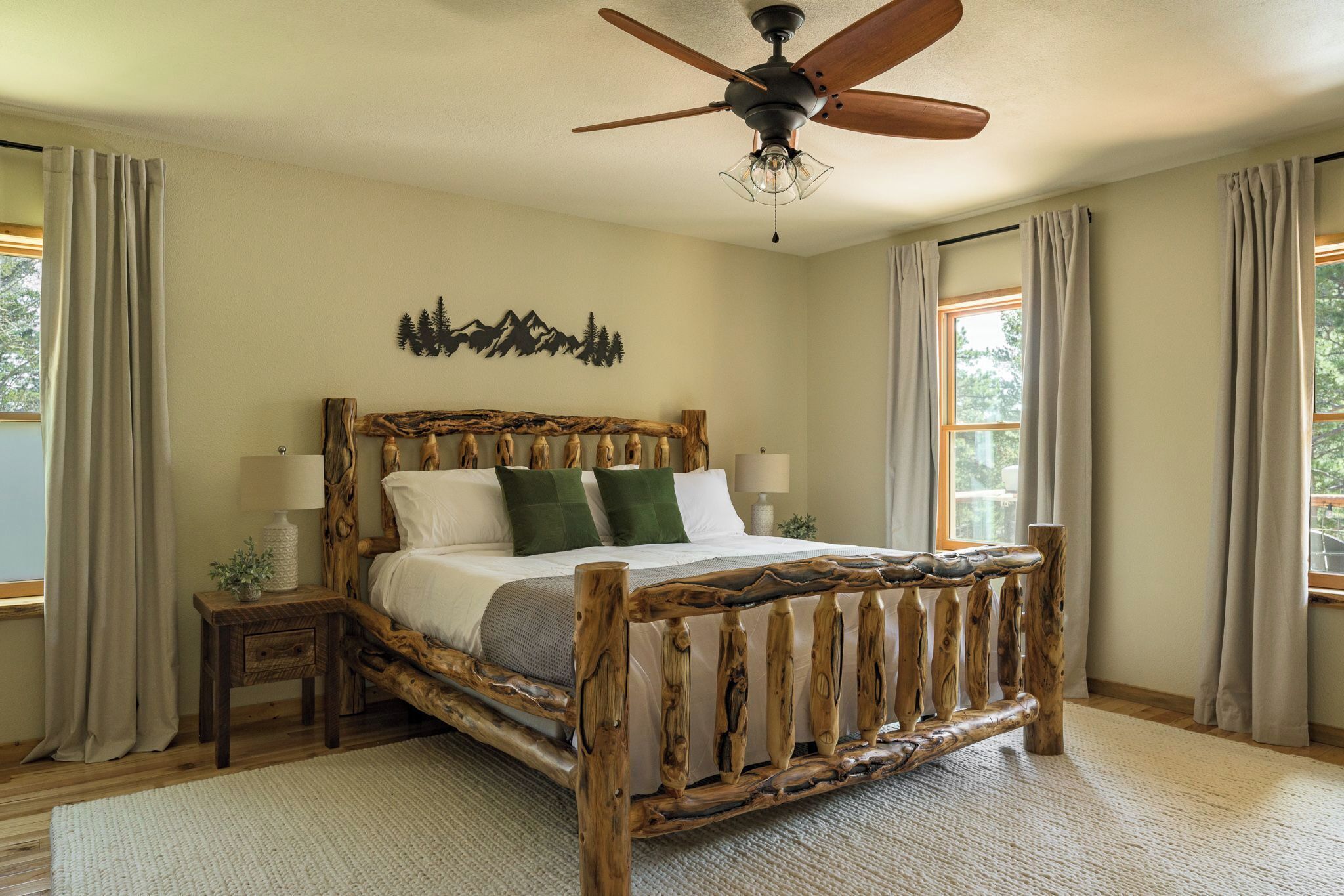 3 bedrooms, desk, iron/ironing board, travel cot