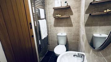 Superior Double Room, Ensuite, Courtyard View | Bathroom