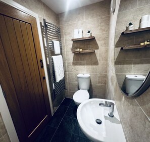 Kahden hengen superior-huone, kylpyhuone makuuhuoneen yhteydessä, näköala pihalle | Kylpyhuone