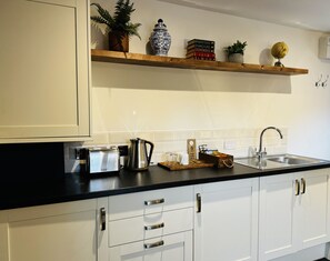 Dobbeltrom – superior, eget bad, bakgårdsutsikt | Delt kjøkken