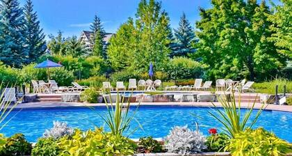 Beautiful condo close to the village with shared pool, gas fireplace, deck