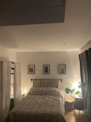 1 dormitorio, tabla de planchar con plancha, wifi y ropa de cama