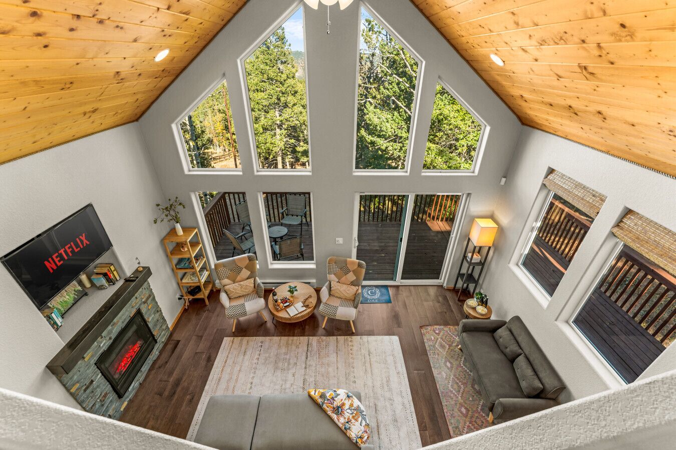 Älytelevisio, takka, kirjoja, työhuone