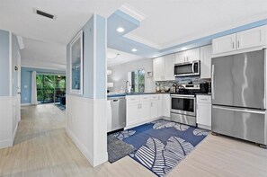 冷蔵庫、電子レンジ、オーブン、コンロ