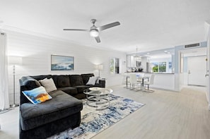 Smart TV - 2/2 Condo Steps from the Beach (Jupiter)