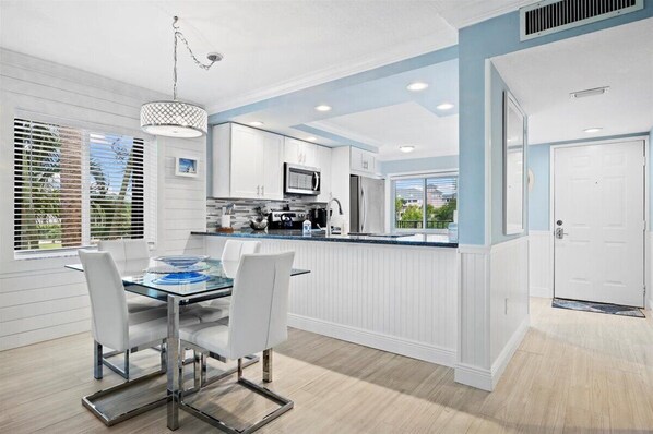 冷蔵庫、電子レンジ、オーブン、コンロ