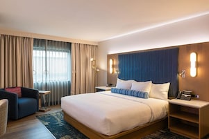 Buffalo Tower Non-Smoking King Accessible | Cofres nos quartos, escrivaninha, espaço de trabalho para notebook