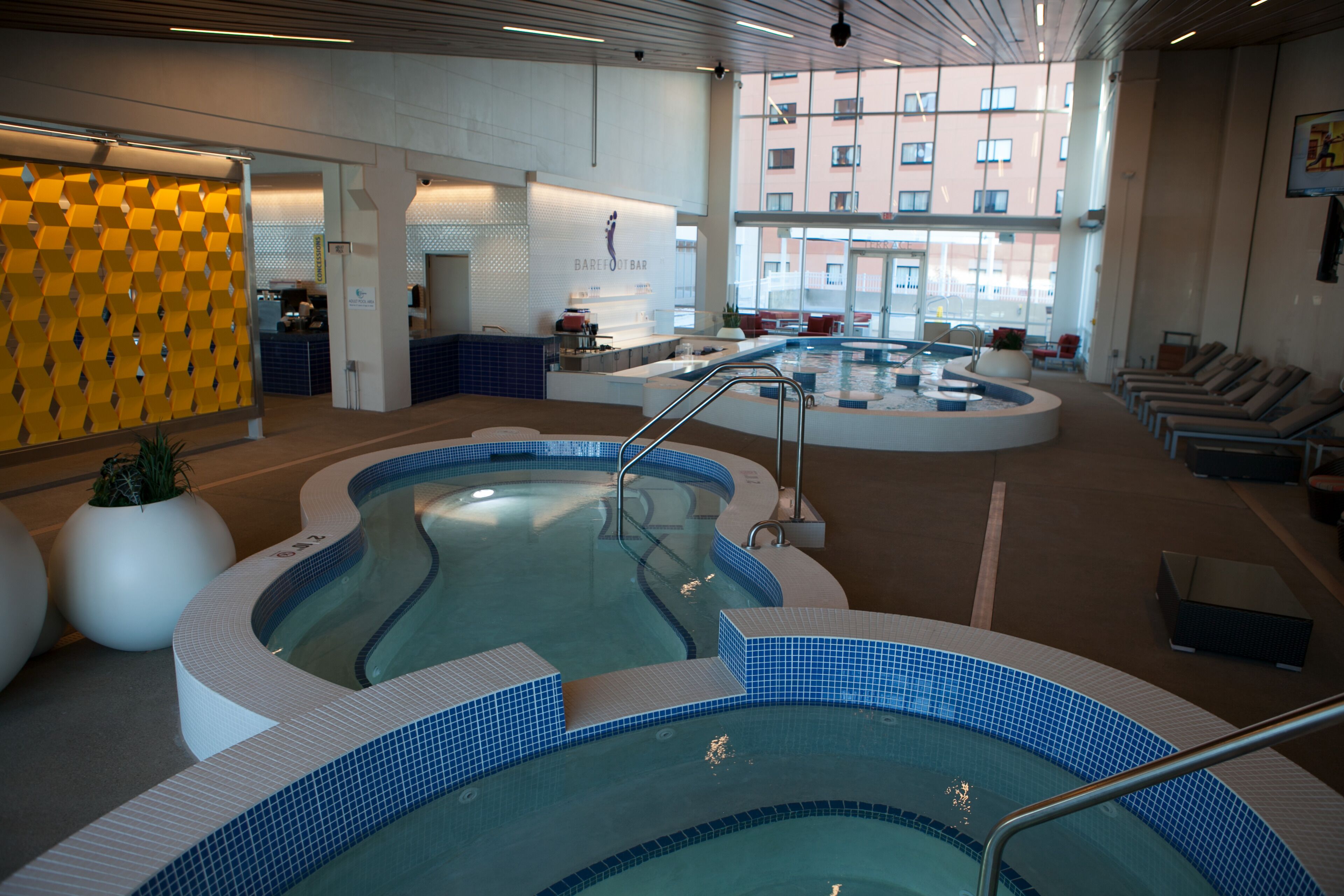 Piscine couverte, tentes de plage, chaises longues