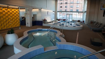 Piscine couverte, tentes de plage, chaises longues