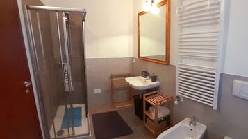 Haartrockner, Bidet, HandtĂŒcher, Seife