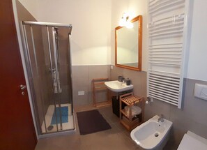 Hair dryer, bidet, towels, soap - Corte Veneta vacation home (Castelnuovo del Garda)
