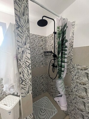 Haartrockner, Handtücher, Seife, Toilettenpapier