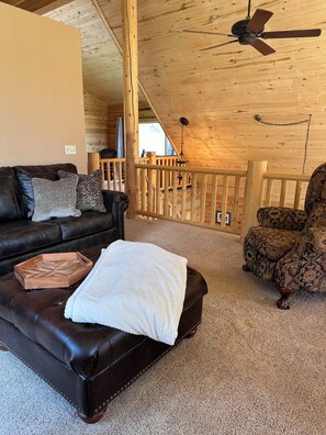 Smart-TV, Tischfußball, Tischtennisplatte, Bücher