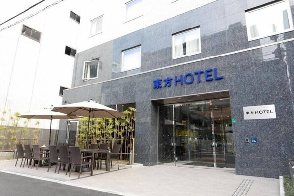 Un moderno edificio de hotel con un letrero que dice "東方HOTEL".