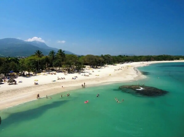 Una spiaggia nelle vicinanze