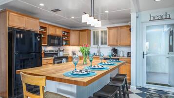 Condo (Kingston Arms 1st Fl Cottage) | Private kitchen
