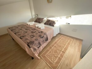 2 quartos, ferros/tábuas de passar roupa, Wi-Fi, roupa de cama
